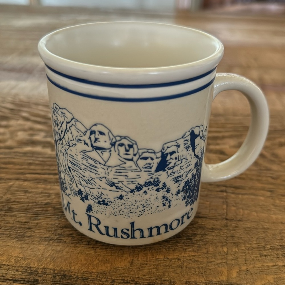 Mount Rushmore stoneware mug great condition, nonsmoking home